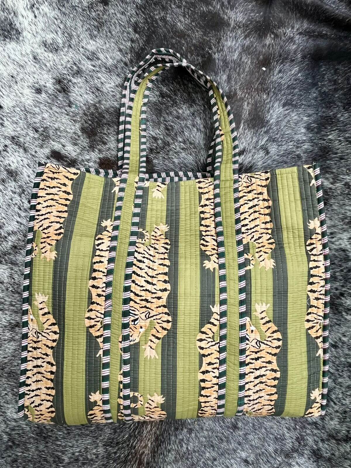 Tote Bag Grande Acolchada - Tigres en Selva Verde Olivo