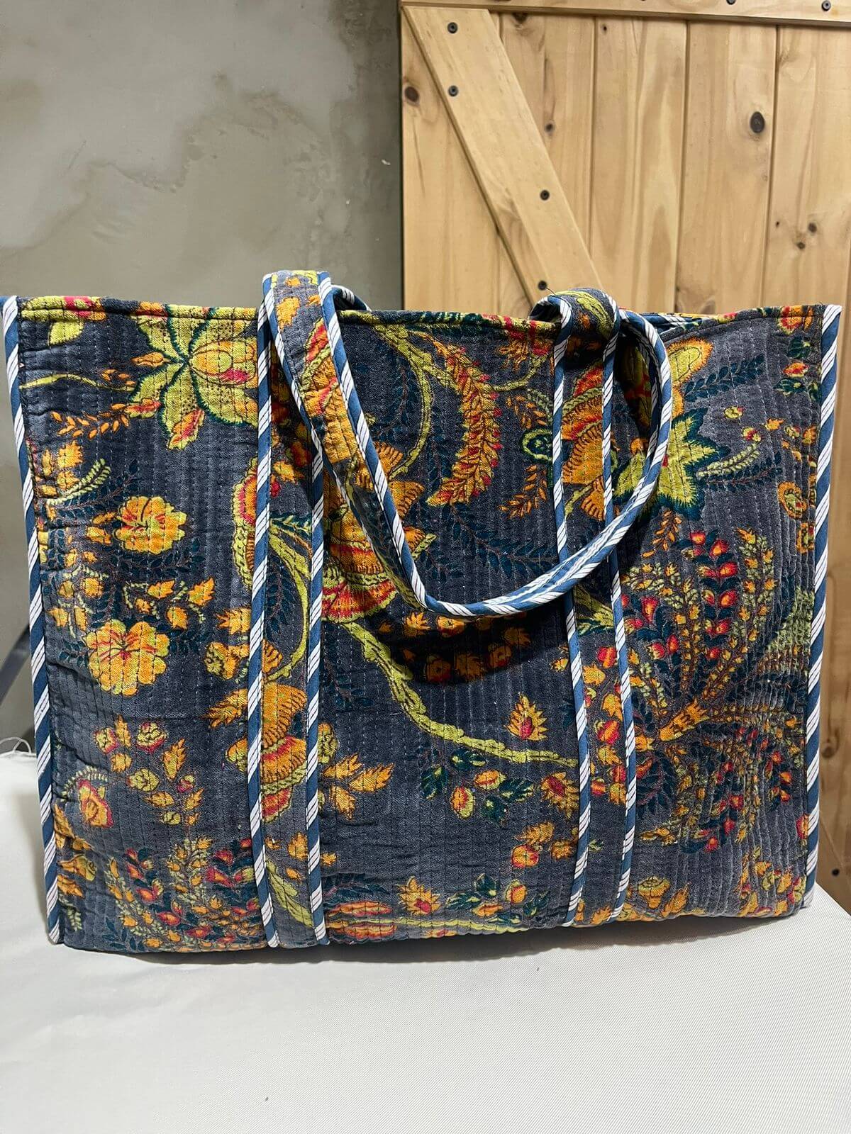 Tote Bag Grande Acolchada - Floral Vintage Fondo Carbón