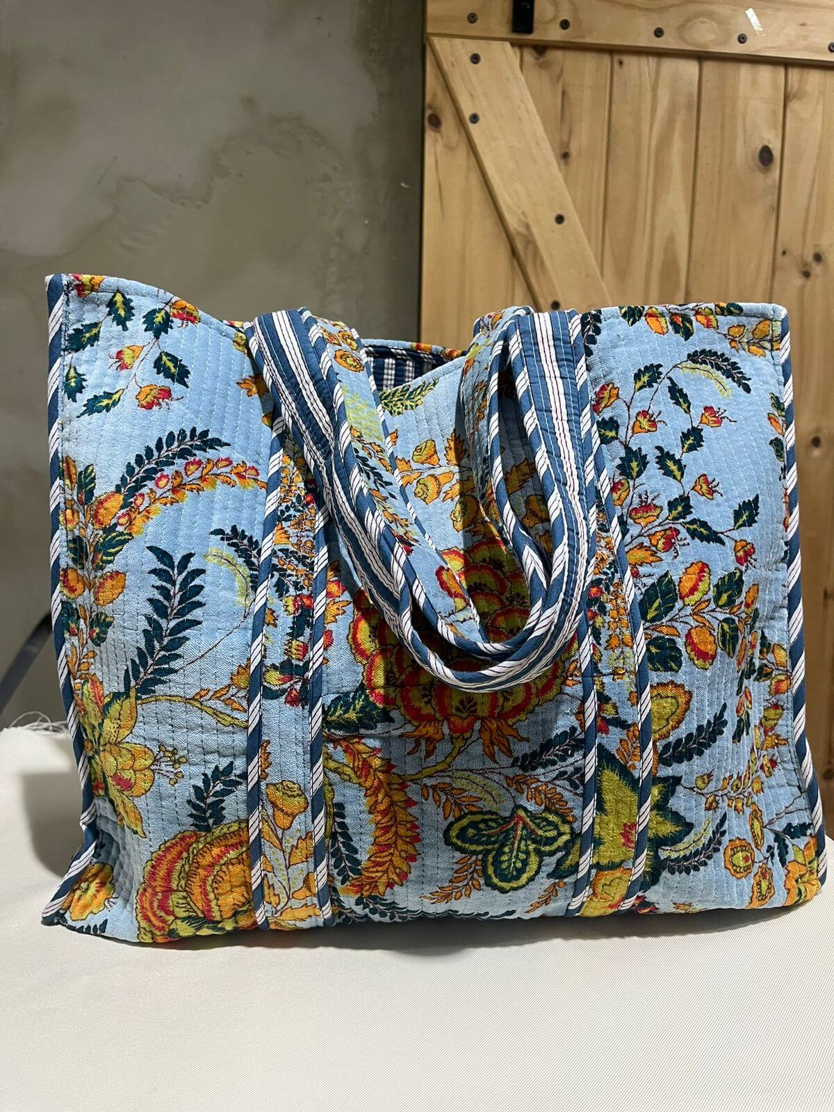 Tote Bag Grande Acolchada - Jardín Silvestre Azul Claro