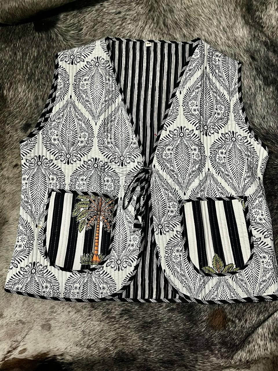 chaleco de algodon con texturas de plameras en blanco y negro